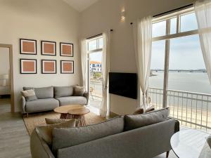 巴拿马城AmazINN Places Casa del Mar的带沙发和大窗户的客厅
