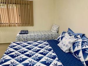 巴西利亚2 Quartos Completo Barato的一间卧室配有蓝色和白色床单