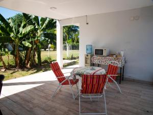 特尔马斯德里奥翁多GOa Hospedajes的一个带桌子和两把椅子的庭院和一间厨房