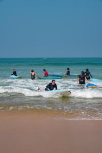 瓦尔卡拉House Of Surf Hostel for Women的一群在海洋冲浪板上的人