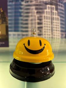 美因河畔法兰克福Villa Hotel Frankfurt by MZ HotelCollection的黄色的头盔,面带微笑