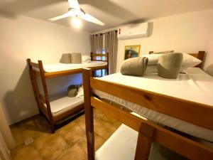 圣保罗Family Hostel的客房设有两张双层床和天花板。