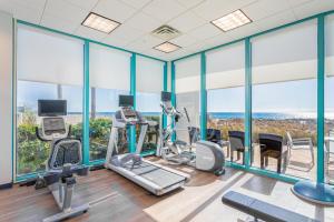 彭萨科拉海滩彭萨科拉海滩智选假日酒店的健身房设有跑步机、椭圆机和窗户