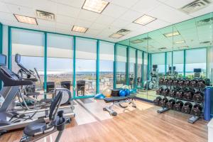 彭萨科拉海滩彭萨科拉海滩智选假日酒店的一个带玻璃墙和跑步机的健身房