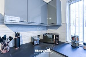曼彻斯特Stylish Ensuite Room - Superfast Wi-fi 250mbps的厨房配有带微波炉的台面