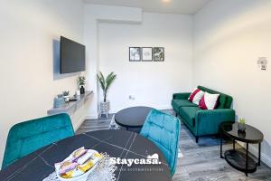 曼彻斯特Stylish Ensuite Room - Superfast Wi-fi 250mbps的客厅配有沙发和桌子