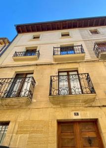 布里奥内斯Casa Moneo的一座高高的建筑,设有窗户和阳台