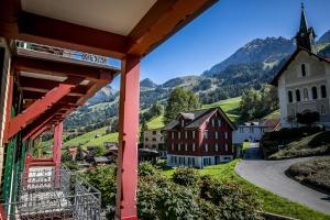 克恩斯Hotel Alpenhof的享有以山为背景的村庄美景
