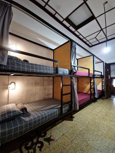 玛琅SEMERU HOSTEL MALANG的一间设有三张双层床的客房
