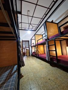 玛琅SEMERU HOSTEL MALANG的客房内的一组双层床