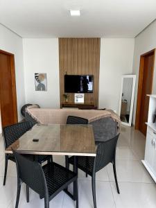 帕尔马斯Casa 05 Dona D. PX A JK的客厅配有桌椅和电视。