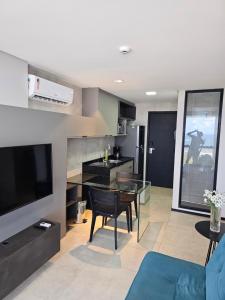 累西腓Flat #2506 BARRA HOME STAY的带电视的客厅和用餐室