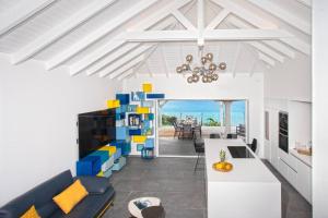 圣马丁岛Villa Seablue incroyable vue mer!的客厅设有蓝色的沙发和楼梯。