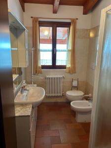 DorioCasa del Sole的一间带两个盥洗盆、卫生间和窗户的浴室