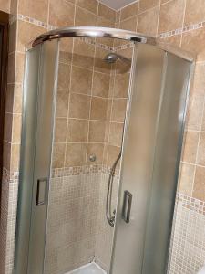 斯基罗斯岛Nereid Skyros House的浴室里设有玻璃门淋浴