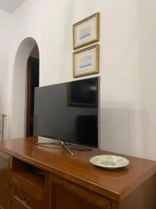 斯基罗斯岛Nereid Skyros House的木桌上的电视机,上面有盘子