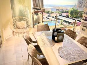 洛斯克里斯蒂亚诺斯Luxury Bahia Sea Views By Deihu Experiences的一间带桌椅的用餐室和一个阳台