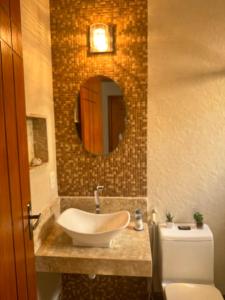 阿拉亚尔-杜卡布Serra Mar Suítes,Lofts, e casas à 300 metros das praias的一间带水槽、卫生间和镜子的浴室