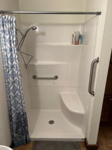 RangelyDragonfly Meadows Guesthouse的浴室配有淋浴帘和盥洗盆。