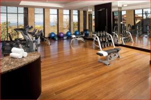 巴利托Zimbali Suite 107的健身房设有数台跑步机和健身器材