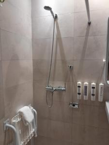 罗萨里奥Dazzler by Wyndham Rosario的带淋浴喷头的浴室