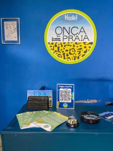 维多利亚Onça da Praia Hostel的蓝色的桌子,上面有蓝色的墙上的标志