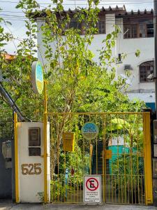 维多利亚Onça da Praia Hostel的大楼前没有停车标志的黄色门