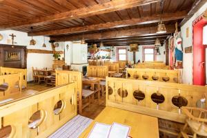 塔特兰斯卡科特利纳Penzion Koliba的用餐室配有木桌和椅子