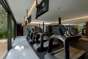 坎波斯杜若尔当Ort Hotel的健身房,配有一排跑步机和机器