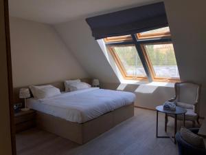 ZaarourLe Grand Chalet Zaarour的一间卧室设有一张大床和一个窗户。