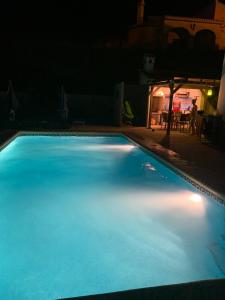 OrbaCasa Doble Sueno的一座晚上点亮的大型游泳池