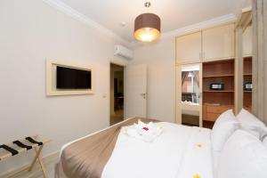 塞得港Marom Port Said Resort的卧室配有白色的床和电视。