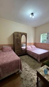圣保罗Hostel Tia Ana的一间卧室配有两张床和镜子