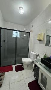 圣保罗Hostel Tia Ana的一间带卫生间和玻璃淋浴间的浴室