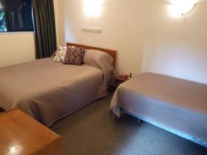 哈夫洛克丽吉塔民宿的酒店客房设有两张床和一张桌子。