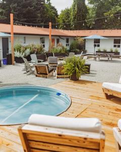 ThornburyPenny's Motel的庭院设有游泳池和桌椅