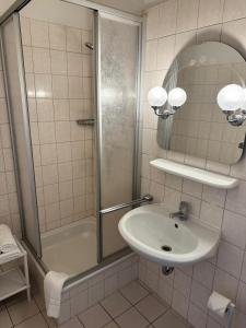梅拉内Hotel zur Eiche的一间带水槽和淋浴的浴室