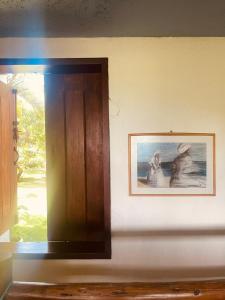 普拉亚埃斯佩洛Espelho Bahia Blue House的墙上的照片,上面有照片