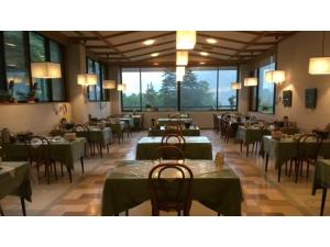 松本Nakanoyu Onsen Ryokan - Vacation STAY 07485v的用餐室设有绿色桌椅和窗户。