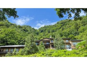 松本Nakanoyu Onsen Ryokan - Vacation STAY 07496v的山中公寓楼