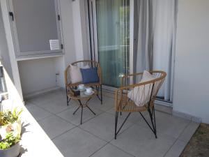 圣达菲Dpto Alberdi的阳台配有2把椅子和1张桌子
