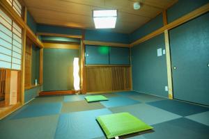 名古屋Fushimi Yokkusu Building 10F - Vacation STAY 16301的地板上有一个铺垫的空房间