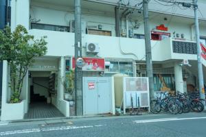 名古屋Fushimi Yokkusu Building 10F - Vacation STAY 16301的一辆自行车停在街道边的建筑