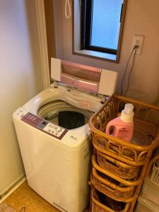 EchizenMinshuku Miyoshi - Vacation STAY 14454v的洗衣房内的洗衣机,备有篮子