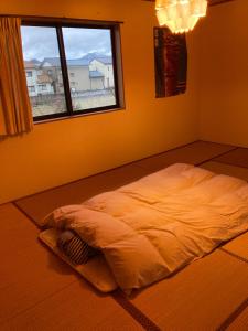 EchizenMinshuku Miyoshi - Vacation STAY 14454v的窗户客房内一张未铺床