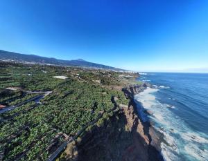 拉奥罗塔瓦Papaya Paradise的海洋和岩石海岸的空中景观