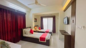 达卡Hotel Grand Circle Inn Dhaka的酒店客房设有两张床和窗户。