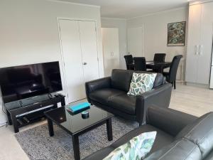 罗托鲁瓦Rotorua Central Hosted B&B的客厅配有沙发和桌子