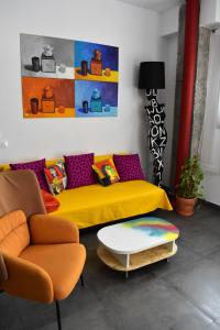 塞维利亚Sevilla Urban Flat的客厅配有黄色的沙发和桌子