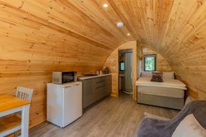 科克Mount Hillary Holiday Pods的小木屋设有厨房和客厅。